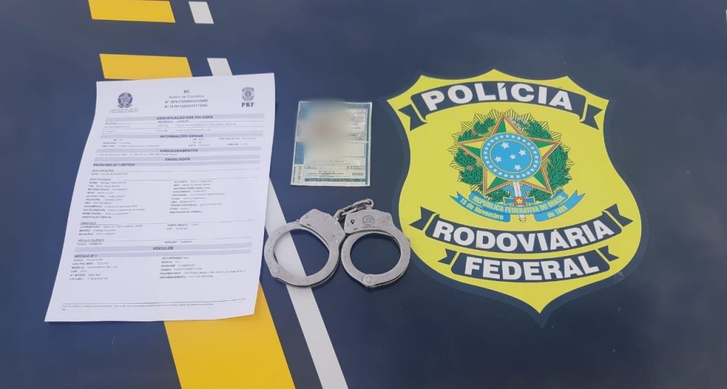 PRF prende condutor por uso de CNH falsa na BR 381 em Oliveira (MG)