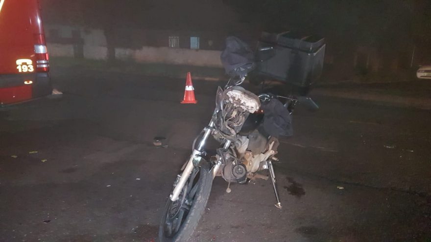 Colisão entre Palio e moto deixa entregador ferido em Cascavel