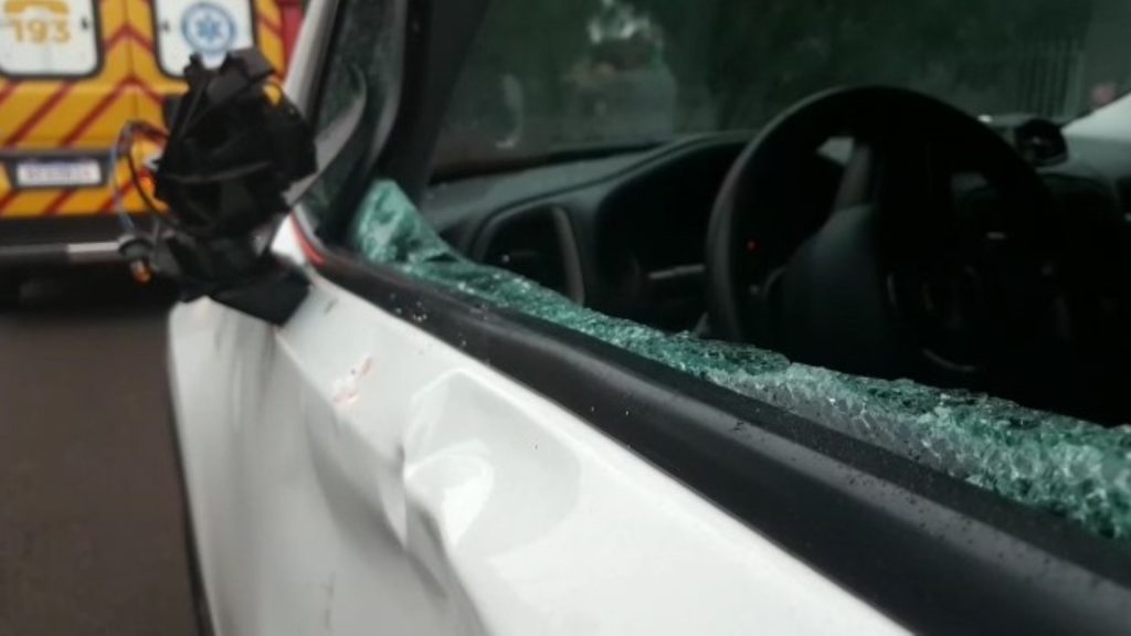Homem fica ferido ao colidir de bicicleta contra um Jeep Renegade