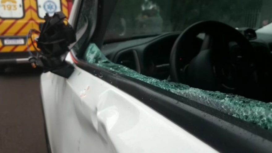 Homem fica ferido ao colidir de bicicleta contra um Jeep Renegade