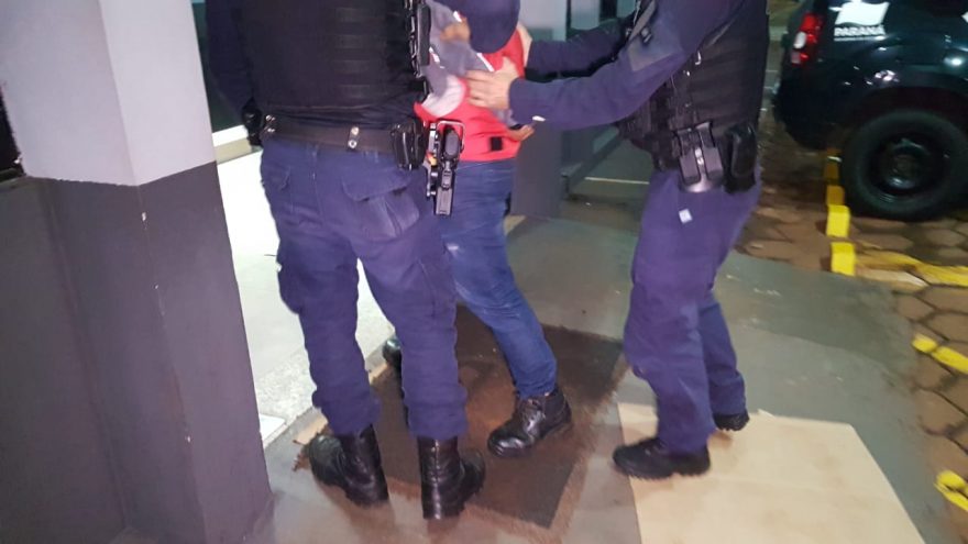 Homem sem habilitação e embriagado empina moto e cai na frente da viatura da GM