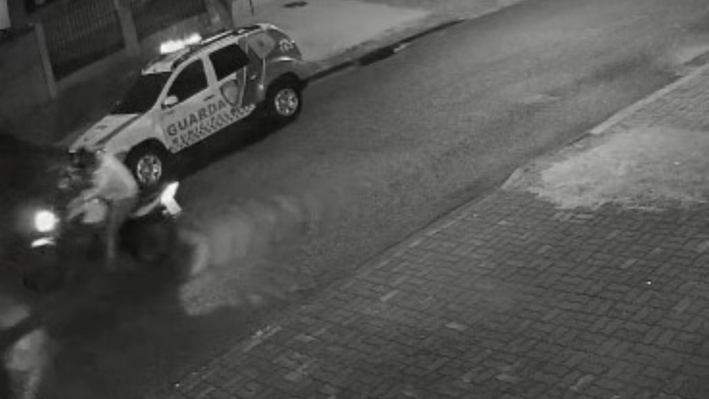 Confira imagens de homem sem habilitação empinando moto e caindo próximo a viatura da GM