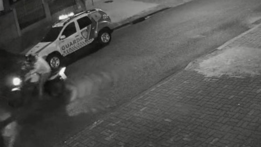 Confira imagens de homem sem habilitação empinando moto e caindo próximo a viatura da GM