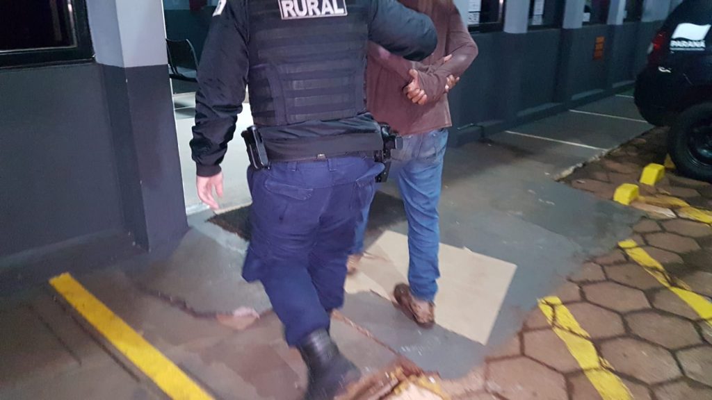Homem quebra vidro de estabelecimento e furta chupeta e outros objetos de pouco valor