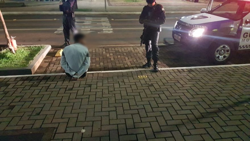 Rapaz é preso após destruir porta de vidro de lanchonete e furtar extintor no Centro; ladrão utilizou objeto para tentar arrombar caminhonete