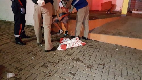 Homem fica bastante ferido ao ser agredido a pauladas no Centro; Siate e Samu foram mobilizados Imagem referente a Homem fica bastante ferido ao ser agredido a pauladas no Centro; Siate e Samu foram mobilizados