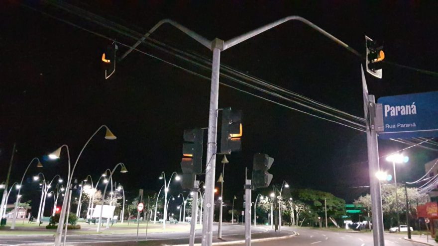 Semáforos na Praça da Bíblia continuam em amarelo intermitente