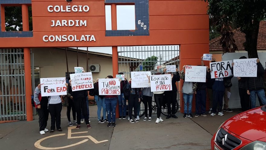 Alunos do Colégio Estadual Jardim Consolata fazem manifestação contra sistema EAD nos cursos Técnicos