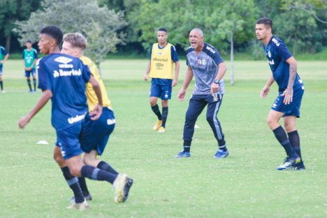 Com jogadores mais jovens no processo de formação, Grêmio realiza últimos treinos para estreia no Estadual Sub-20 Imagem referente a Com jogadores mais jovens no processo de formação, Grêmio realiza últimos treinos para estreia no Estadual Sub-20