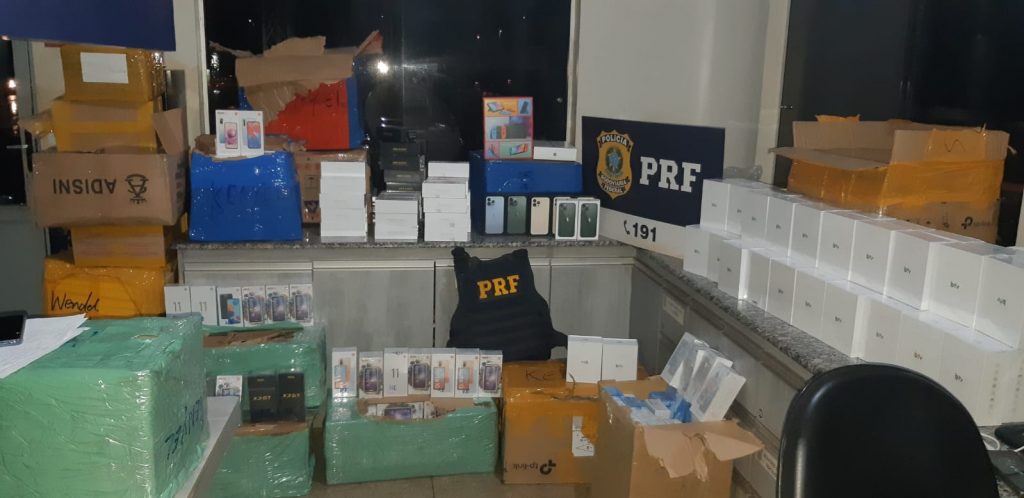 PRF apreende mais de R$ 1 mi em eletrônicos do Paraguai e bacalhau impróprio para consumo em bagageiro de ônibus