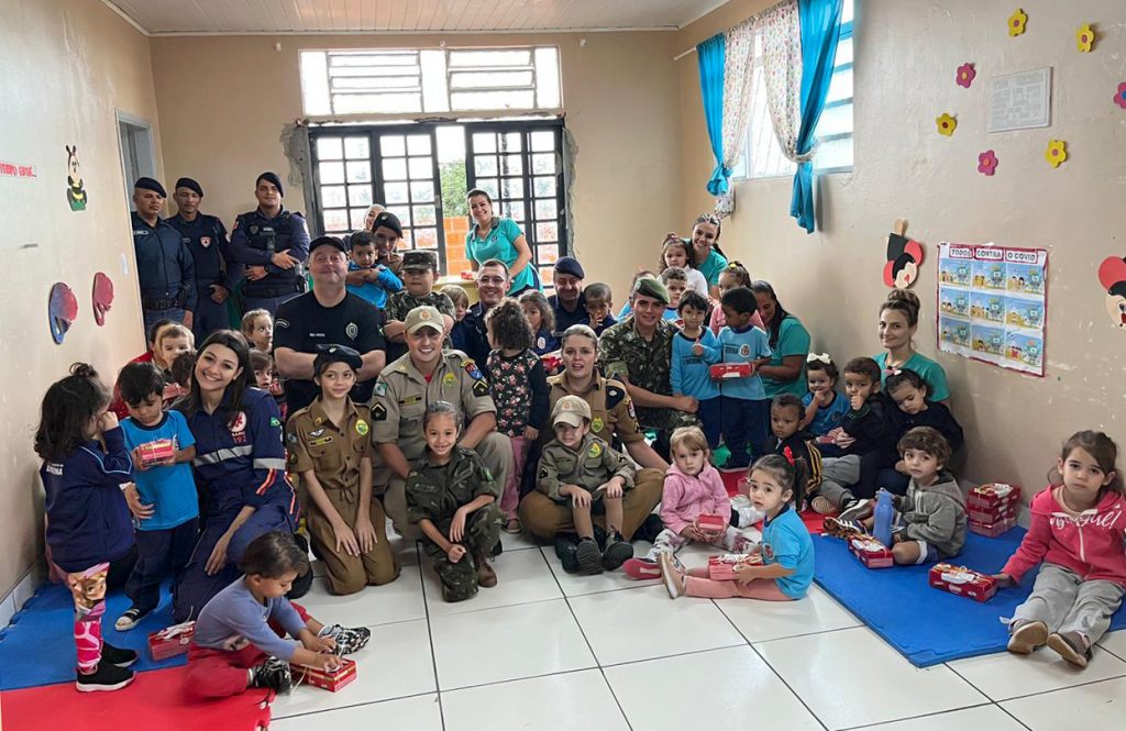 Forças de segurança entregam chocolates para crianças da zona norte Forças de segurança entregam chocolates para crianças da zona norte
