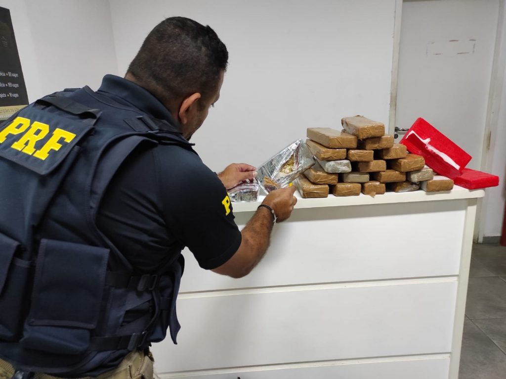PRF apreende cerca de 20 quilos de drogas na rodovia Fernão Dias em São Paulo