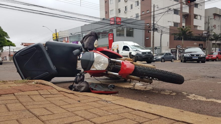 Rapaz de 25 anos fica ferido após colisão envolvendo carro e moto na Rua J.K.