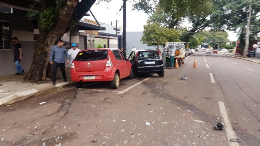 Três veículos se envolvem em forte colisão de trânsito na Rua Paraná