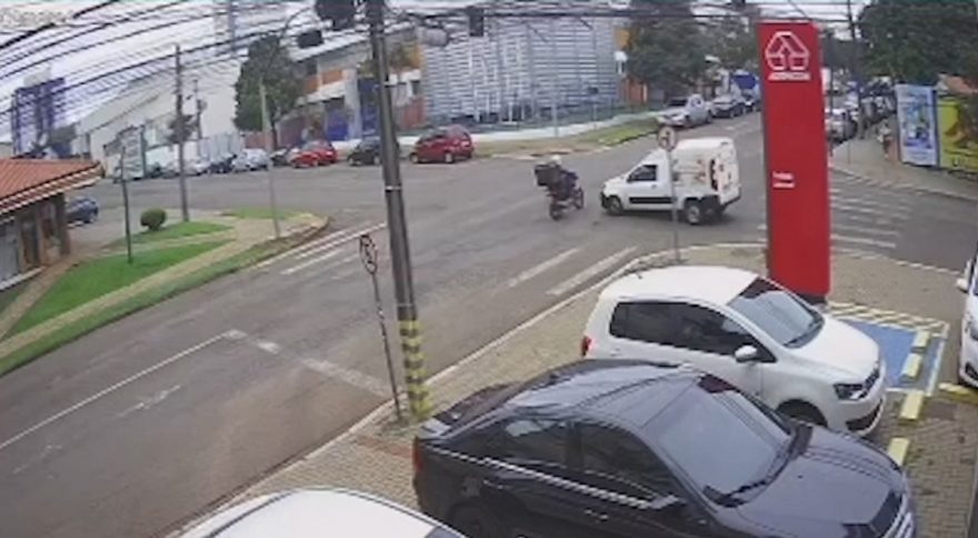 Imagens flagram batida na Rua J.K cruzamento com a Rua Recife; rapaz de 25 anos fica ferido