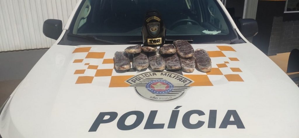 Cinco pessoas são presas por transportarem cocaína em calçados usando a droga como palmilha