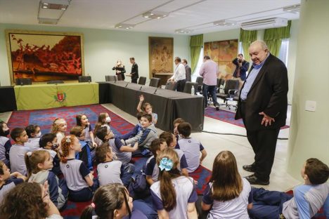 Curitiba – Curitibinhas do Colégio Adventista Portão cantam na Prefeitura Imagem referente a Curitiba – Curitibinhas do Colégio Adventista Portão cantam na Prefeitura