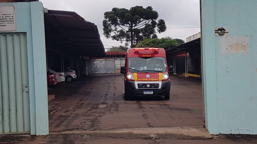 Mulher sofre queda e fica ferida na Rua do Comércio, em Cascavel