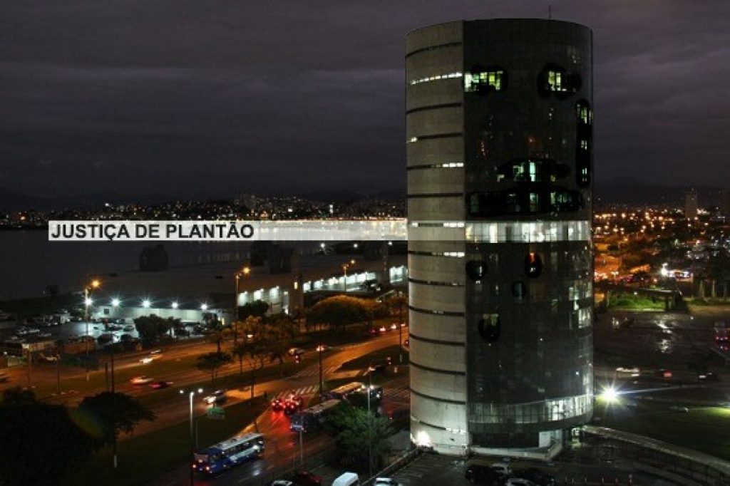Dramas e tragédias se misturam com fatos pitorescos no cotidiano dos plantões judiciais