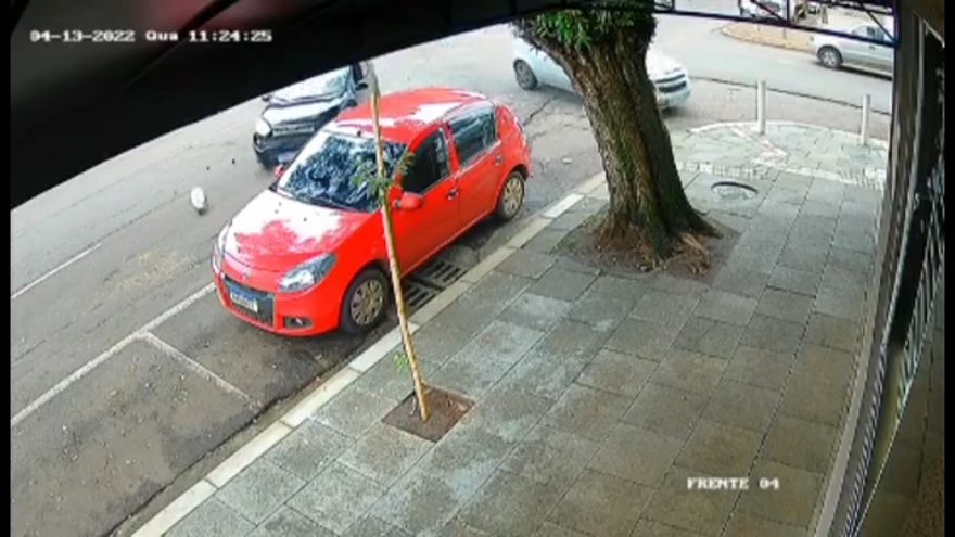 Câmera registra colisão que envolveu três veículos na Rua Paraná