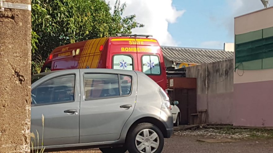 Adolescente fica ferido ao cair dentro de escola no Universitário
