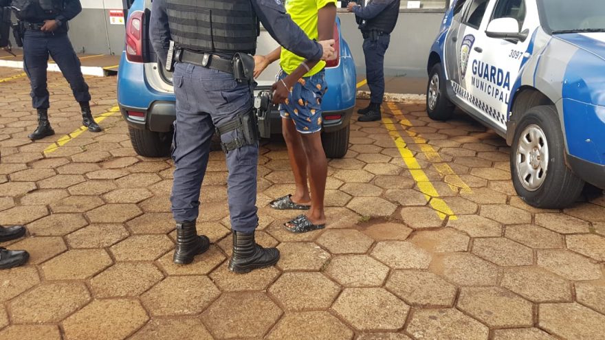 Homem é detido pela GM após mulher acusá-lo de se masturbar em público