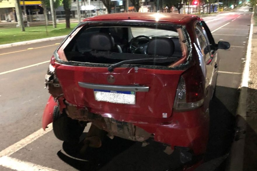Vídeo: Palio fica destruído após forte colisão; Motorista que causou o acidente fugiu do local