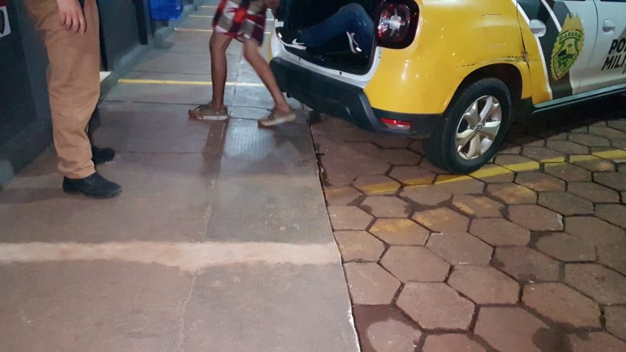 Dois indivíduos são detidos pela PM após roubarem iPhone no Bairro Floresta