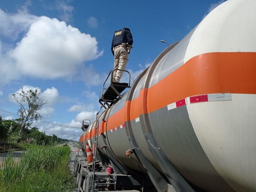 PRF realiza fiscalização de cargas de produtos perigosos em rodovias na PB