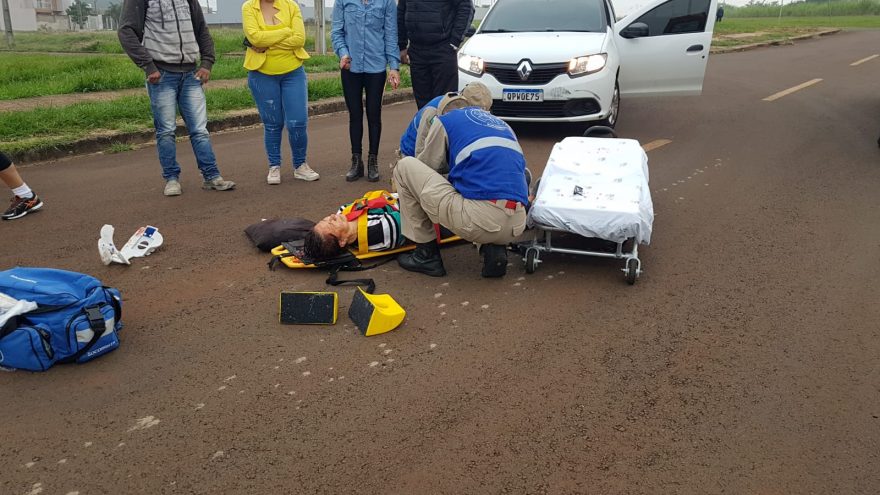 De triciclo, idosa é atingida por carro e precisa ser socorrida pelo Corpo de Bombeiros