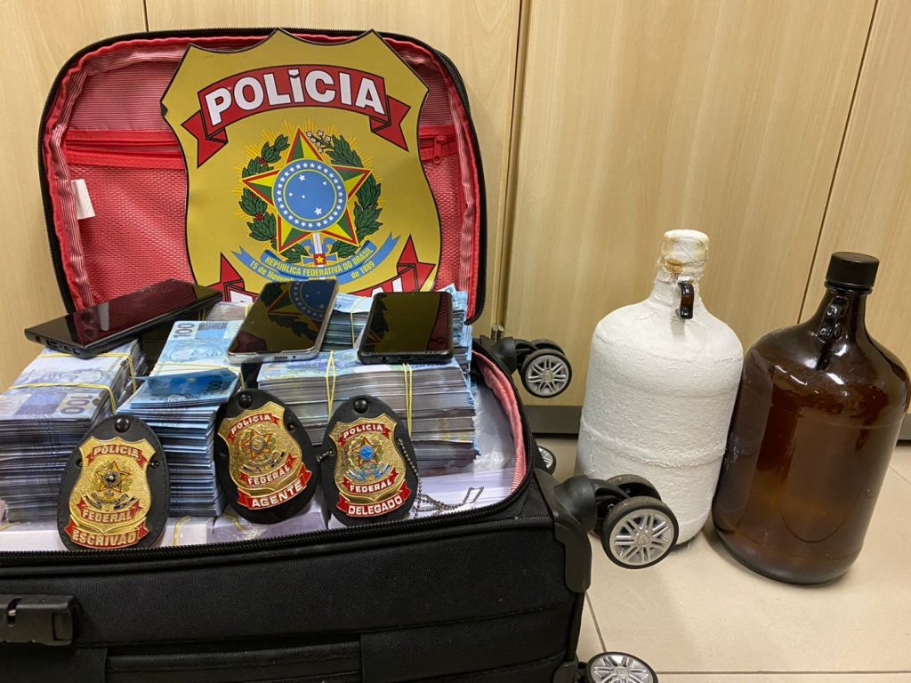 PF prende estrangeiros com quase meio milhão de reais em notas falsas