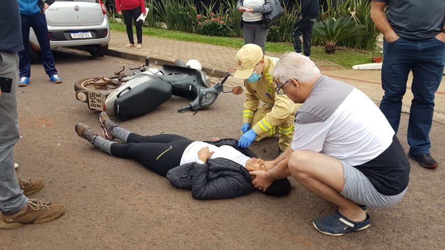Motociclista fica ferida após se envolver em acidente na Rua Dom Pedro II, no Centro