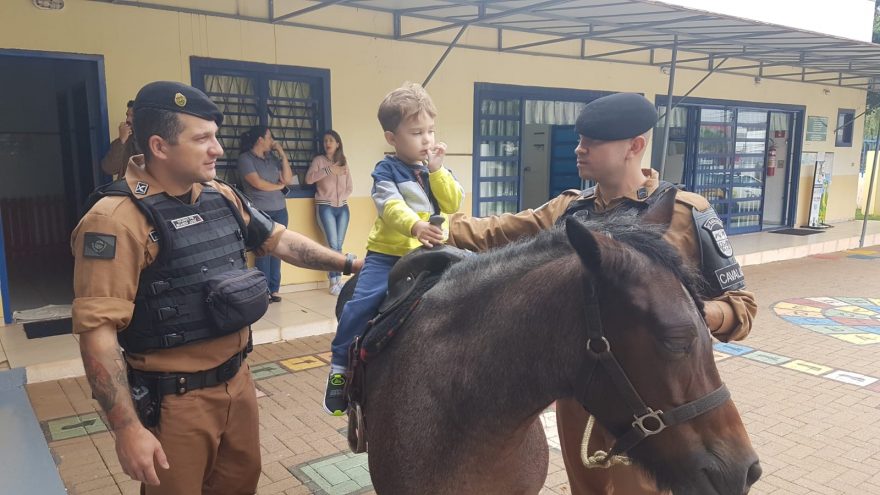 Montado a cavalo, Coelhinho da Páscoa é levado até Cmei durante ação social da Cavalaria da PM