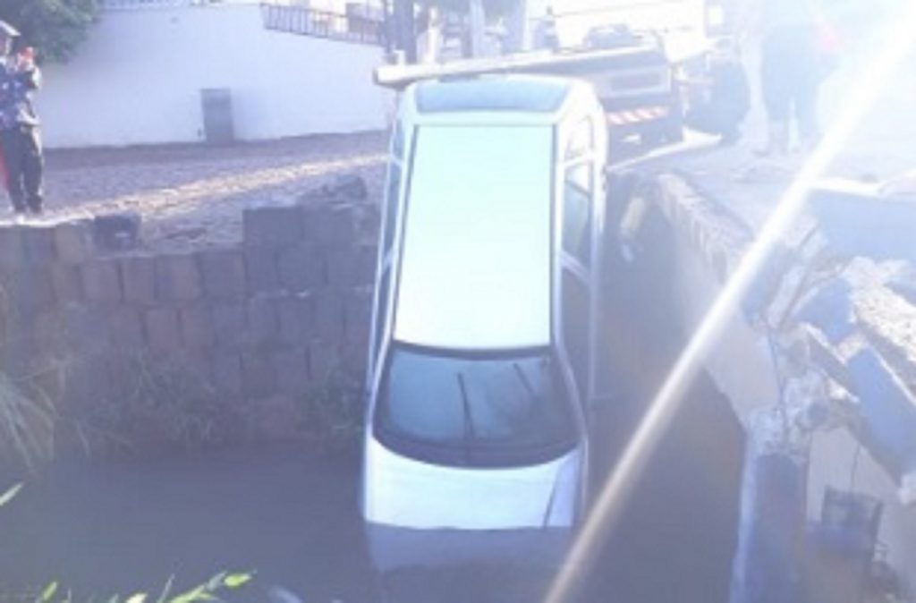 Condutor perde controle de veículo que acaba caindo em córrego em Francisco Beltrão