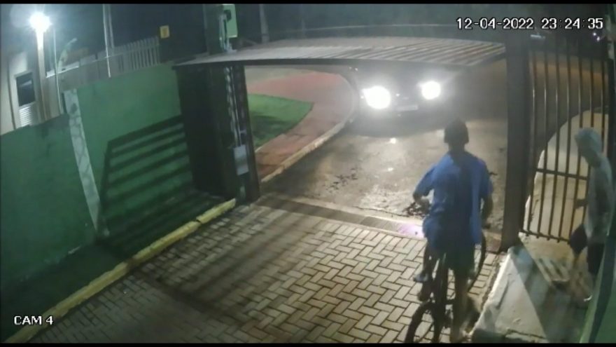 Jovens aproveitam portão aberto para furtarem bicicleta em condomínio