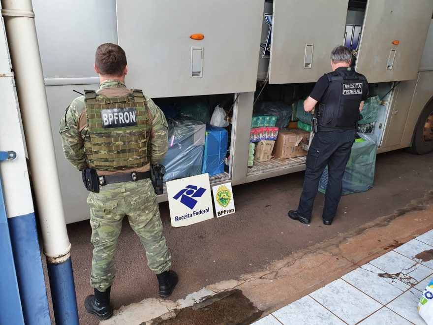 Receita Federal e BPFron apreendem ônibus com R$ 300 mil em mercadorias contrabandeadas