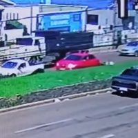 Imagem referente a Veja o momento da colisão que matou motociclista na Rua Rio da Paz