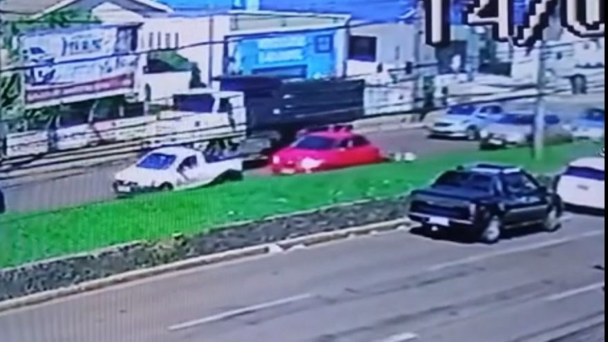 Veja o momento da colisão que matou motociclista na Rua Rio da Paz