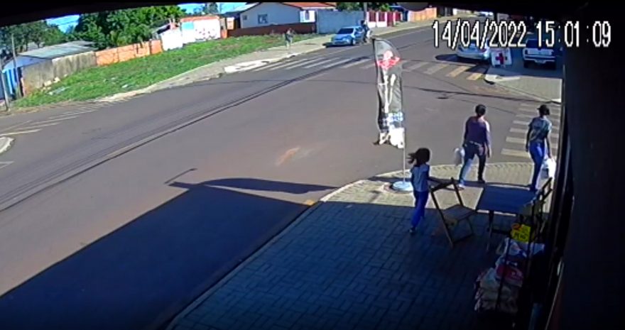 Motorista abre porta de carro e atinge ciclista no Interlagos; Veja o vídeo
