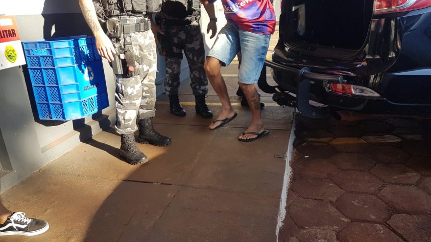 Homens são detidos com carro roubado no Riviera
