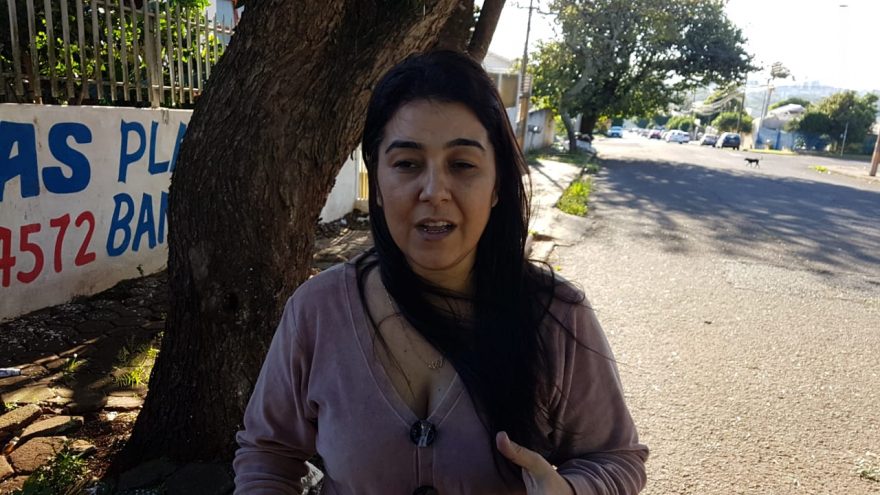 “Preciso de ajuda e ninguém faz nada”, diz mãe sobre falta de tratamento para filha com sintomas de câncer no útero