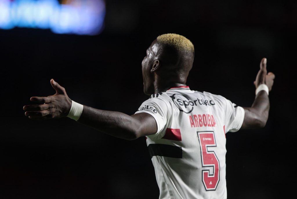 Noite de Arboleda: 200 jogos, gol e grande atuação