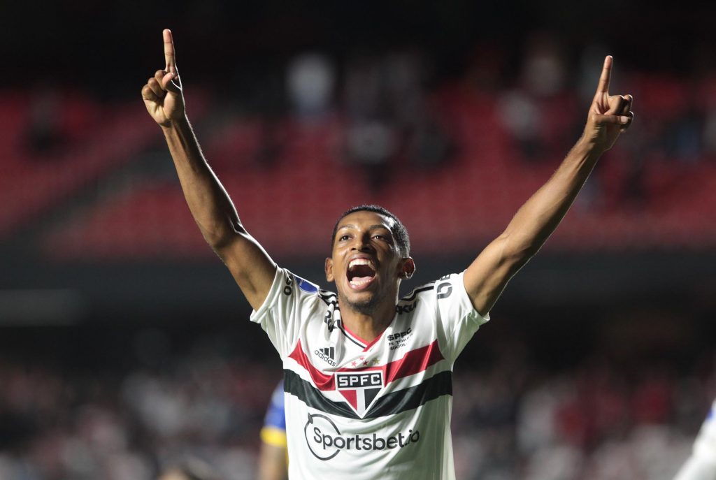 Talles Costa celebra um ano da estreia com primeiro gol