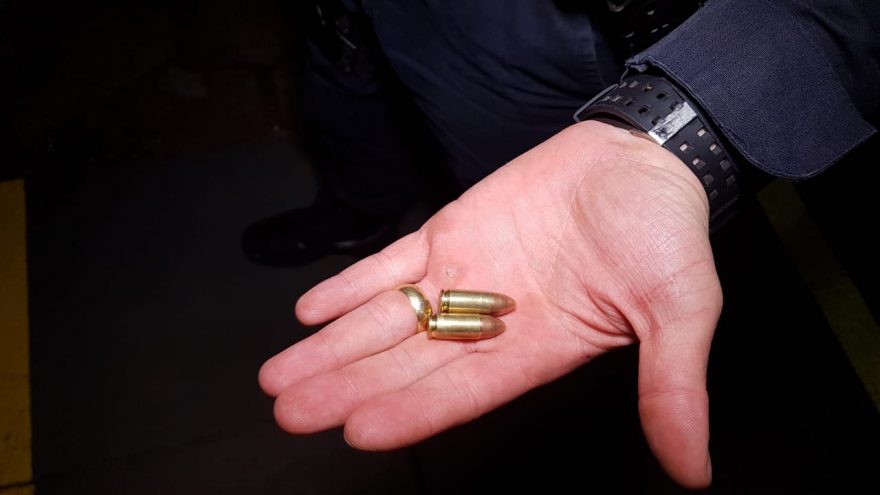 Após denúncias de manobras com veículo, dois indivíduos são levados até a delegacia portando munições de arma de fogo