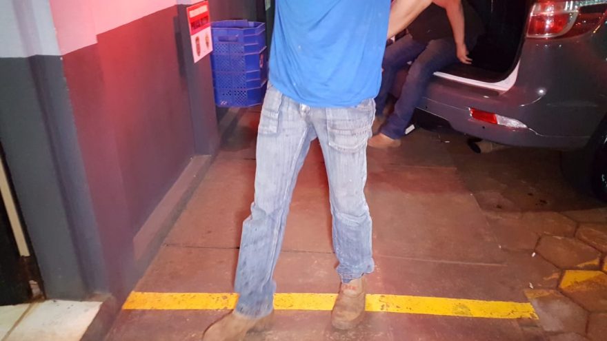 Homem com mandado de prisão por homicídio e outro indivíduo por furto são detidos pela Rotam