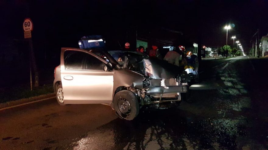 Carro fica destruído após colisão contra poste na Avenida Brasil