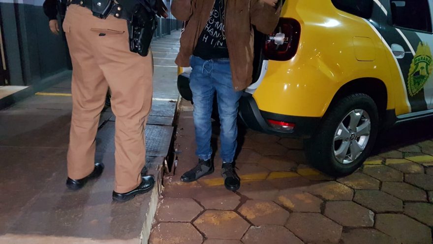 Motorista avança em semáforo fechado na frente de equipe da PM e acaba detido
