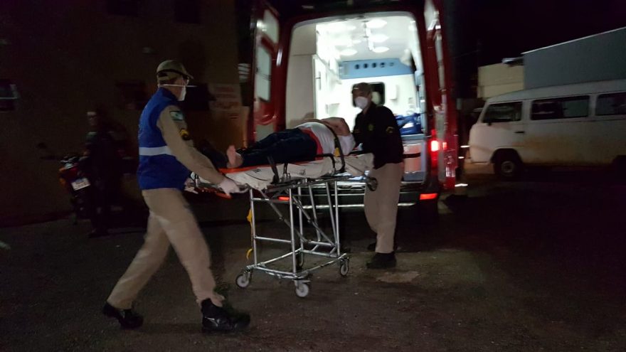 Homem fica ferido após colidir contra dois carros em estacionamento de restaurante