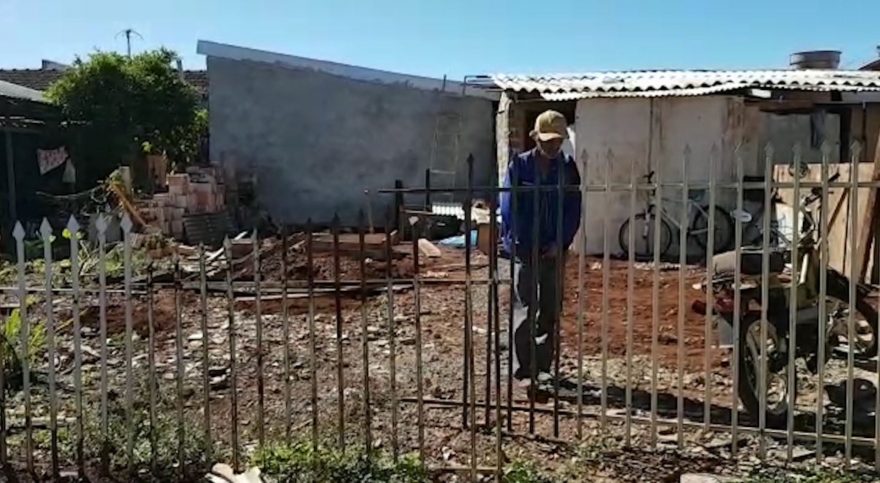 Cinco meses após perder tudo em incêndio, idoso ainda passa necessidades e precisa de ajuda para se reerguer