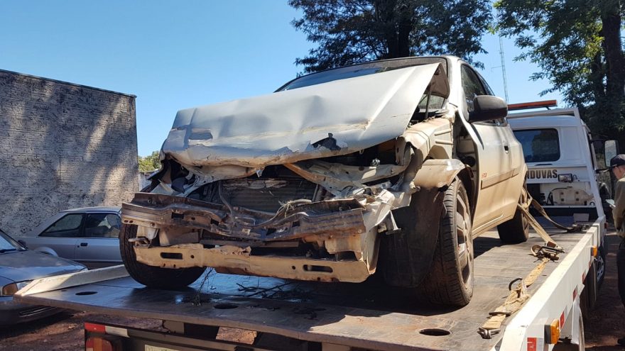Ladrão furta veículo, sofre acidente na BR-277 e proprietário encontra carro batido